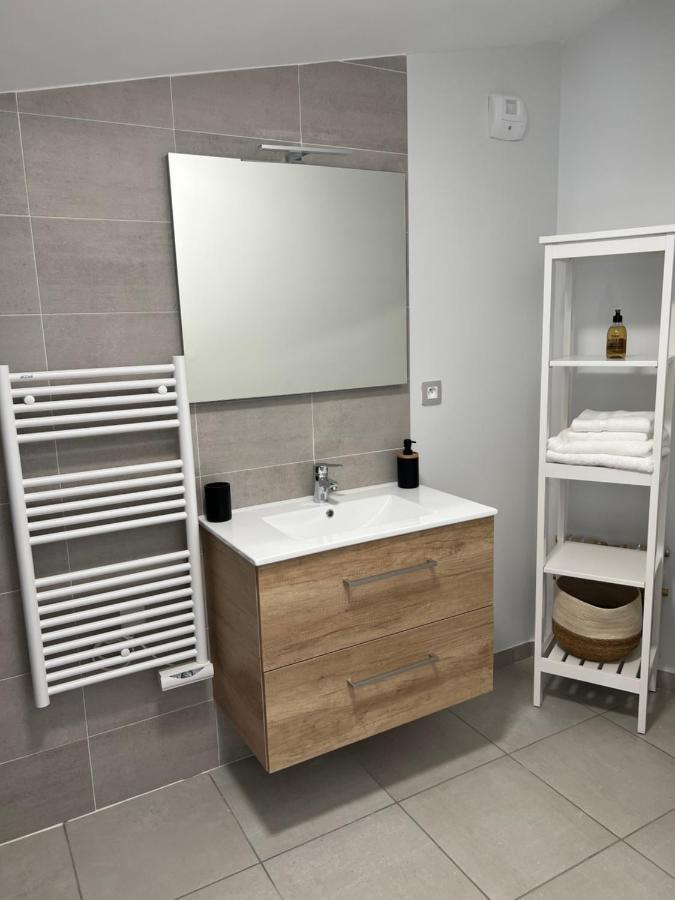 Villa Gaia - 2 Suites Lits King Size Et Salles De Bain Privatives - Parking Prive - 10 Minutes Eurexpo - Aeroport - Groupama Stadium Genas Extérieur photo